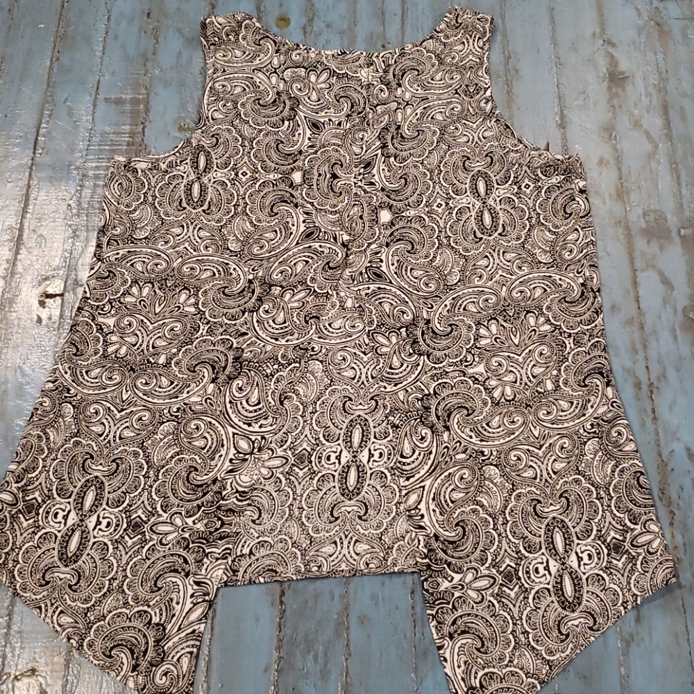 🌺Express Split Back Tank - Picture 2 of 5